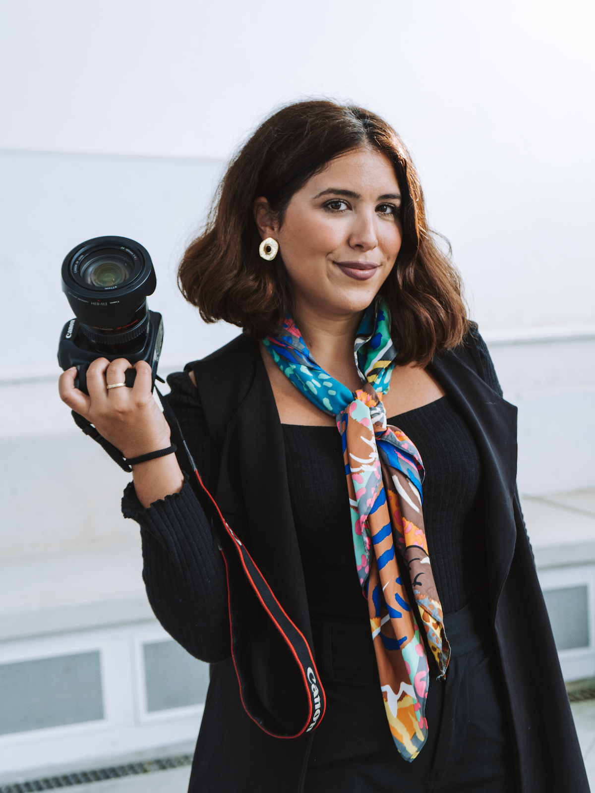 Retrato de Sandra Granados con cámara, Estudio Kokoro